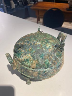 Groupe de quatre objets en bronze archaïques, Chine, fin de Shang, Royaumes combattants et Han — photo 7
