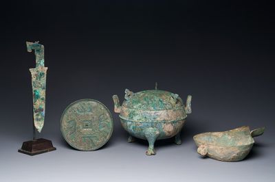 Groupe de quatre objets en bronze archaïques, Chine, fin de Shang, Royaumes combattants et Han