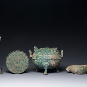 Groupe de quatre objets en bronze archaïques, Chine, fin de Shang, Royaumes combattants et Han — photo 2