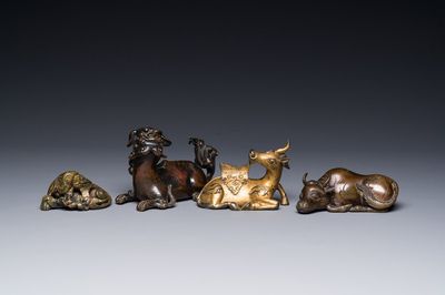 Groupe de quatre presse-papiers en bronze doré, Chine, Ming/Qing