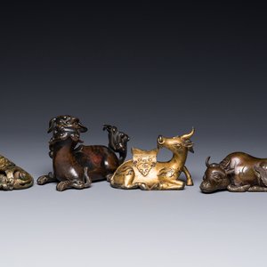 Groupe de quatre presse-papiers en bronze doré, Chine, Ming/Qing — photo 1