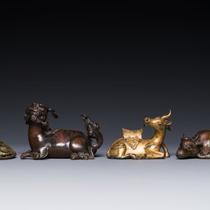 Groupe de quatre presse-papiers en bronze doré, Chine, Ming/Qing — photo 2