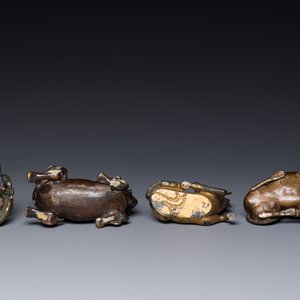 Groupe de quatre presse-papiers en bronze doré, Chine, Ming/Qing — photo 7