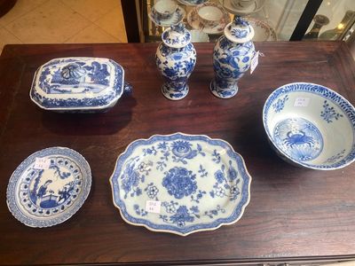 Groupe de six pièces en porcelaine de Chine bleu et blanc, 18/19ème — photo 1