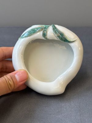 Groupe de trois objets de bureau d'érudit en porcelaine de Chine famille rose, marque de Qianlong, 19/20ème — photo 7