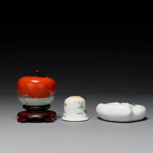 Groupe de trois objets de bureau d'érudit en porcelaine de Chine famille rose, marque de Qianlong, 19/20ème — photo 3