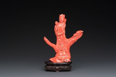 Groupe en corail rouge sculpté figurant un prince debout sur un dragon, Chine, 19/20ème
