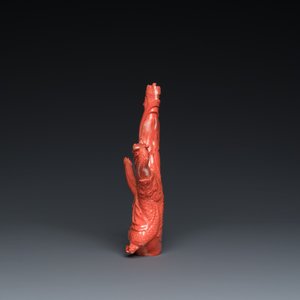 Groupe en corail rouge sculpté figurant un prince debout sur un dragon, Chine, 19/20ème — photo 3