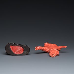 Groupe en corail rouge sculpté figurant un prince debout sur un dragon, Chine, 19/20ème — photo 6