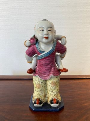 Groupe en porcelaine de Chine famille rose figurant deux garçons, marque Zhu Mao Ji Zao 朱茂記造, République — photo 1