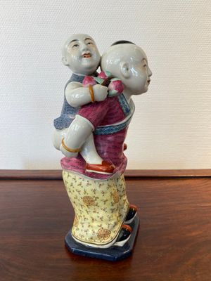 Groupe en porcelaine de Chine famille rose figurant deux garçons, marque Zhu Mao Ji Zao 朱茂記造, République — photo 2