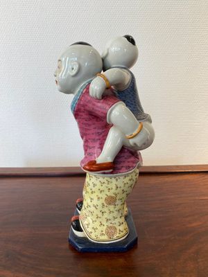 Groupe en porcelaine de Chine famille rose figurant deux garçons, marque Zhu Mao Ji Zao 朱茂記造, République — photo 4