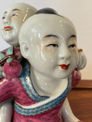 Groupe en porcelaine de Chine famille rose figurant deux garçons, marque Zhu Mao Ji Zao 朱茂記造, République — photo 7