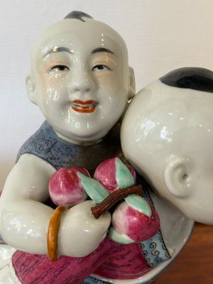 Groupe en porcelaine de Chine famille rose figurant deux garçons, marque Zhu Mao Ji Zao 朱茂記造, République — photo 8