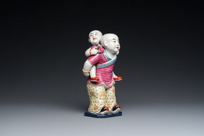 Groupe en porcelaine de Chine famille rose figurant deux garçons, marque Zhu Mao Ji Zao 朱茂記造, République