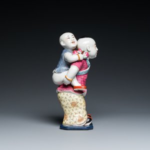 Groupe en porcelaine de Chine famille rose figurant deux garçons, marque Zhu Mao Ji Zao 朱茂記造, République — photo 5