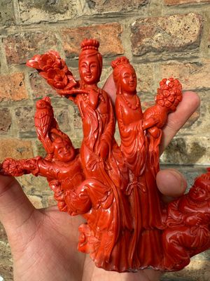Groupe figurant des dames avec des enfants jouants en corail rouge sur socle en bois, Chine, 19/20ème — photo 3