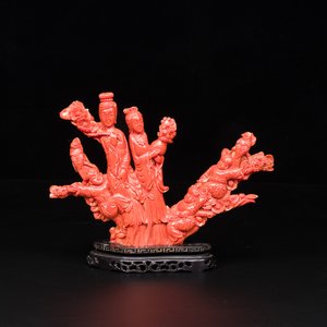 Groupe figurant des dames avec des enfants jouants en corail rouge sur socle en bois, Chine, 19/20ème — photo 1