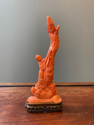 Groupe figurant Guanyin avec un garçon sur une fleur de lotus en corail rouge, Chine, 19/20ème — photo 1