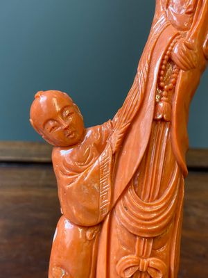 Groupe figurant Guanyin avec un garçon sur une fleur de lotus en corail rouge, Chine, 19/20ème — photo 7