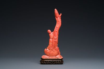 Groupe figurant Guanyin avec un garçon sur une fleur de lotus en corail rouge, Chine, 19/20ème