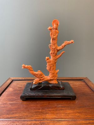 Groupe figurant une Bodhisattva debout et deux dragons en corail rouge, Chine, 19/20ème — photo 1