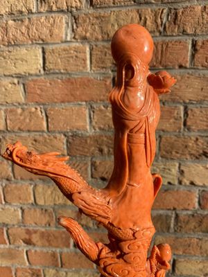 Groupe figurant une Bodhisattva debout et deux dragons en corail rouge, Chine, 19/20ème — photo 27