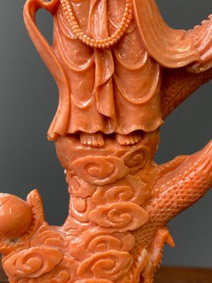 Groupe figurant une Bodhisattva debout et deux dragons en corail rouge, Chine, 19/20ème — photo 7