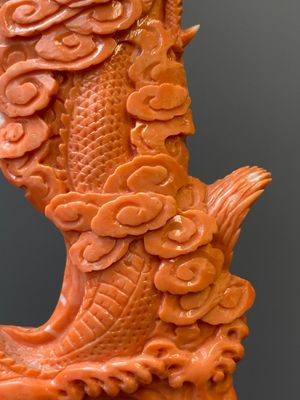 Groupe figurant une Bodhisattva debout et deux dragons en corail rouge, Chine, 19/20ème — photo 8