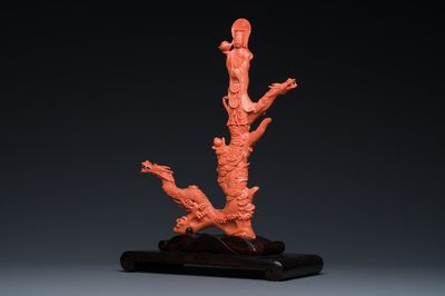 Groupe figurant une Bodhisattva debout et deux dragons en corail rouge, Chine, 19/20ème