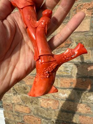 Groupe figurant une femme et un garçon en corail rouge, signé Jue Hai 絕海, Chine, 19/20ème — photo 7