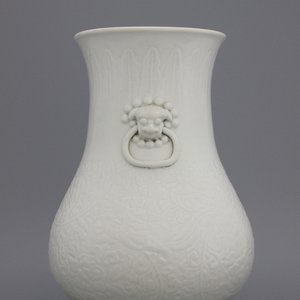 Hu-vormige vaas in blanc de chine, Chinees porselein, met ingekerfd Anhua-decor, 18e-19e eeuw — foto 1