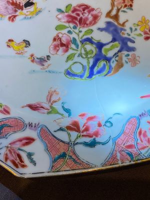 Huit assiettes de forme octogonale en porcelaine de Chine famille rose à décor de coqs, Qianlong — photo 11