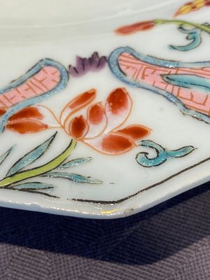 Huit assiettes de forme octogonale en porcelaine de Chine famille rose à décor de coqs, Qianlong — photo 10