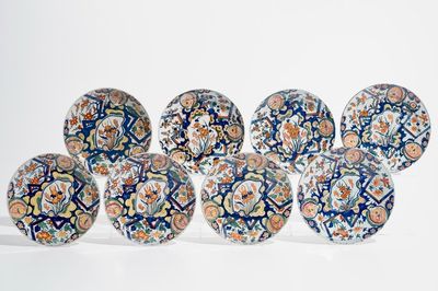 Huit assiettes en faïence polychrome de Delft à décor "au tonnerre", 17/18ème