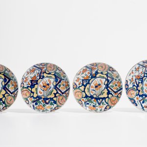Huit assiettes en faïence polychrome de Delft à décor "au tonnerre", 17/18ème — photo 2