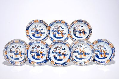 Huit assiettes en porcelaine de Chine de style Imari à décor de figures dans un jardin, Kangxi/Yongzheng
