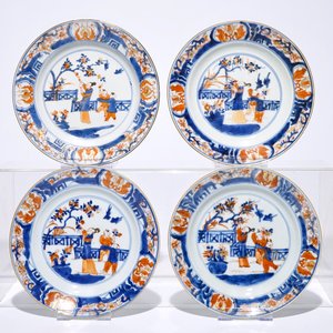Huit assiettes en porcelaine de Chine de style Imari à décor de figures dans un jardin, Kangxi/Yongzheng — photo 2
