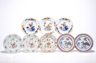 Huit assiettes en porcelaine de Chine de style Imari et famille rose, Qianlong