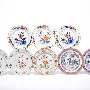 Huit assiettes en porcelaine de Chine de style Imari et famille rose, Qianlong — photo 1