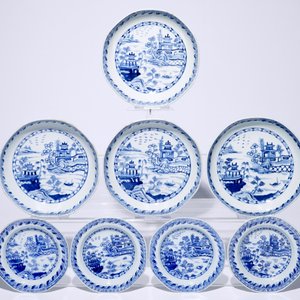 Huit assiettes, un bol et une jardinière en porcelaine de Chine bleu et blanc, 18/19ème — photo 2