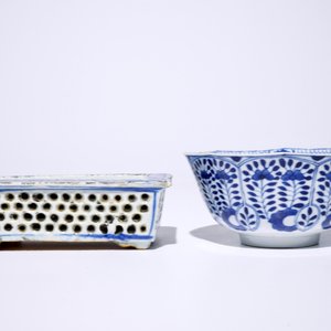 Huit assiettes, un bol et une jardinière en porcelaine de Chine bleu et blanc, 18/19ème — photo 4