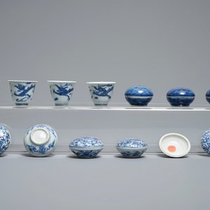 Huit boîtes couvertes et quatre tasses à vin du Hatcher cargo en porcelaine de Chine bleu et blanc, époque Transition — photo 1