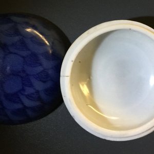 Huit boîtes couvertes et quatre tasses à vin du Hatcher cargo en porcelaine de Chine bleu et blanc, époque Transition — photo 5