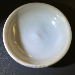 Huit boîtes couvertes et quatre tasses à vin du Hatcher cargo en porcelaine de Chine bleu et blanc, époque Transition — photo 6