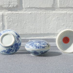 Huit boîtes couvertes et quatre tasses à vin du Hatcher cargo en porcelaine de Chine bleu et blanc, époque Transition — photo 9