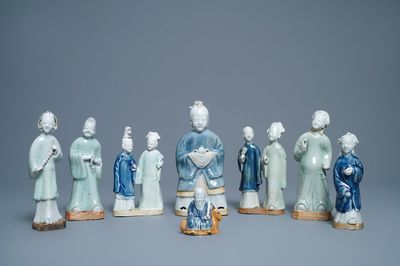 Huit groupes en biscuit émaillé bleu, blanc et céladon, Chine, Qianlong/Jiaqing