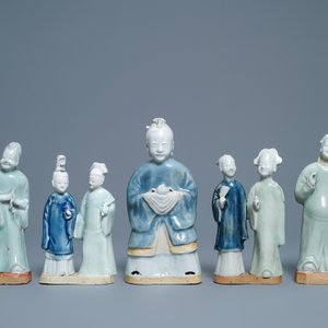 Huit groupes en biscuit émaillé bleu, blanc et céladon, Chine, Qianlong/Jiaqing — photo 2