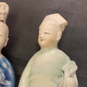 Huit groupes en biscuit émaillé bleu, blanc et céladon, Chine, Qianlong/Jiaqing — photo 33