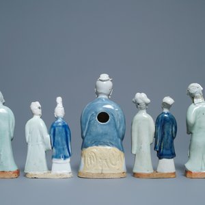 Huit groupes en biscuit émaillé bleu, blanc et céladon, Chine, Qianlong/Jiaqing — photo 4